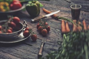 foodfotografie vom gesunden essen Gemüse rustikal