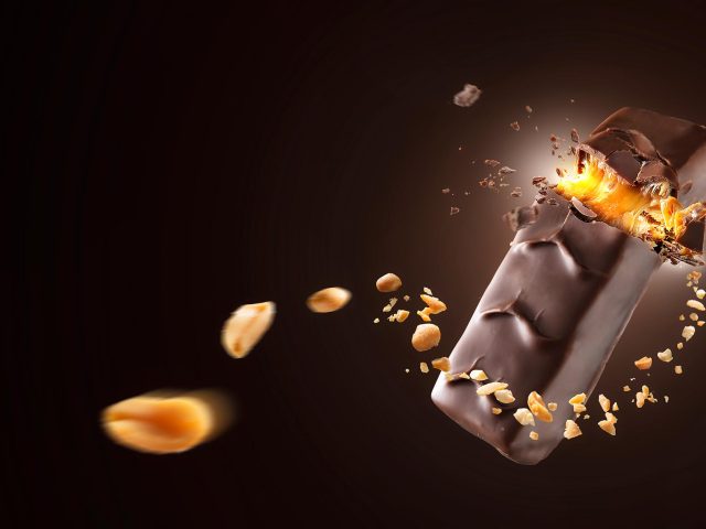 Produktfotograf - Inszenierung eines Snickers in einem aufwendigen Produktfoto