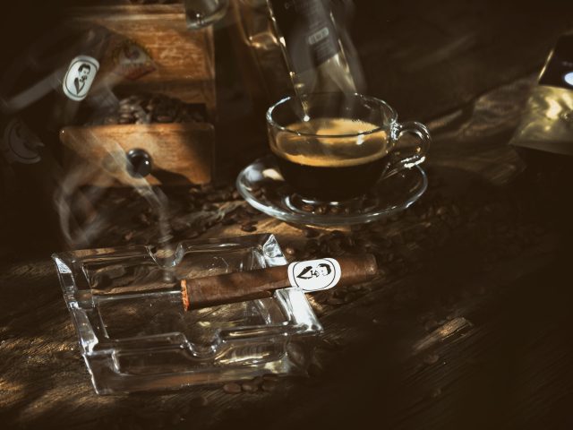 Exklusive Produktfotografie: Zigarren und Kaffee - Einzigartige Bildideen